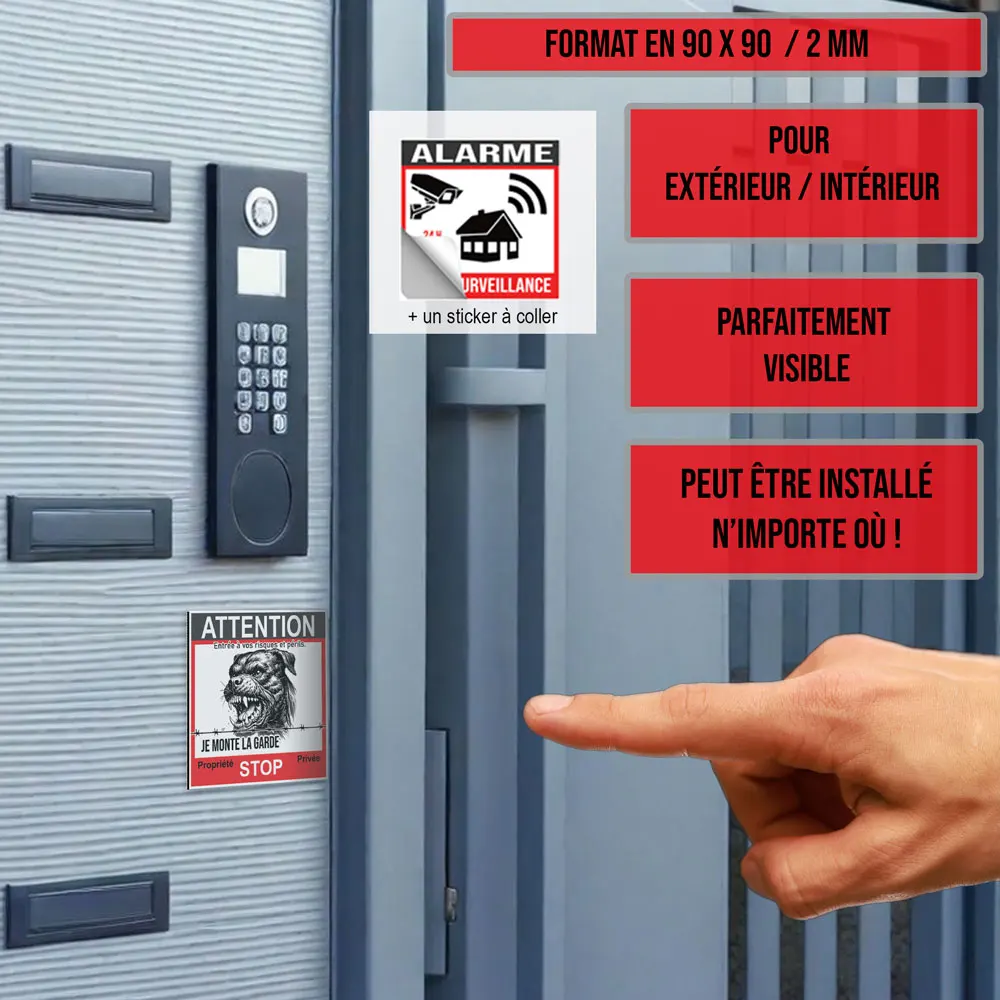 Panneau alarme et vidéosurveillance posé près d’un interphone d’immeuble